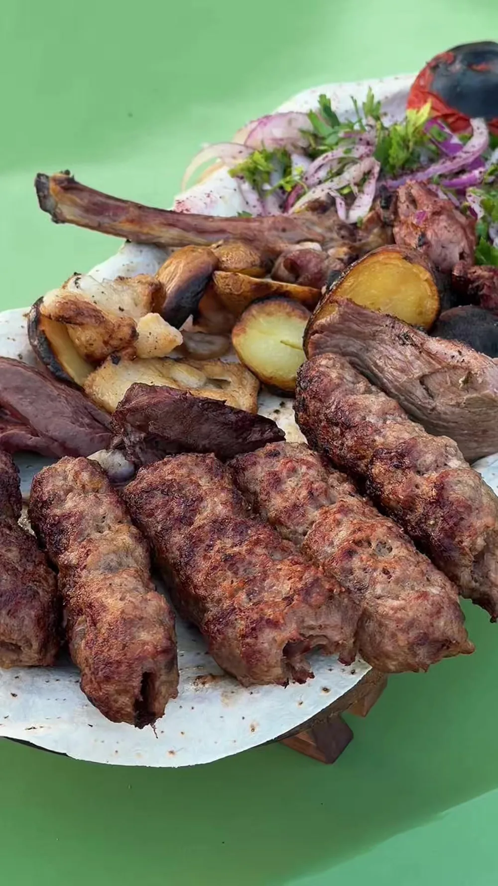 Люля-кебаб, рёбрышки и печёный картофель